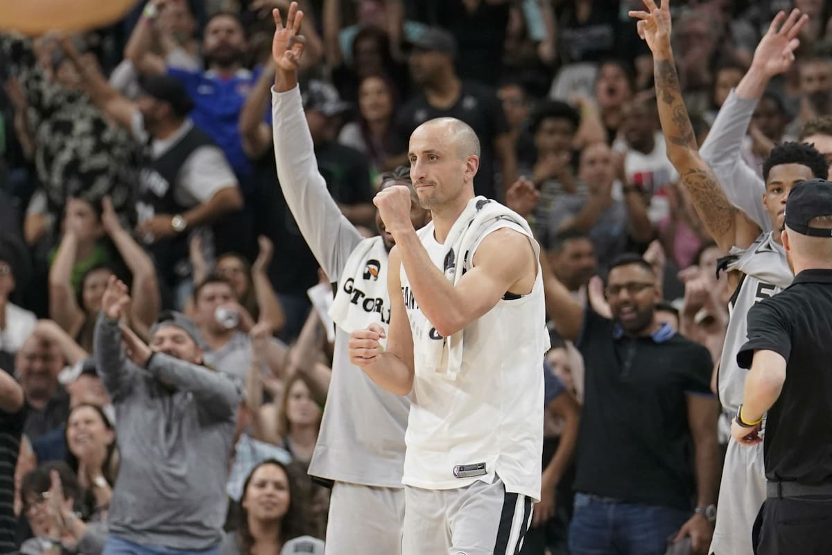 Manu festeja tras el triunfo de anoche