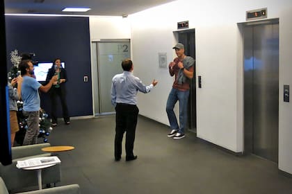 Manu Ginóbili al llegar a las oficinas del diario