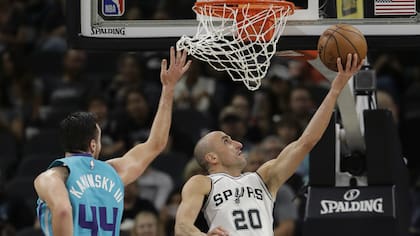 Manu Ginobili busca el aro ante la marca de Frank Kaminsky