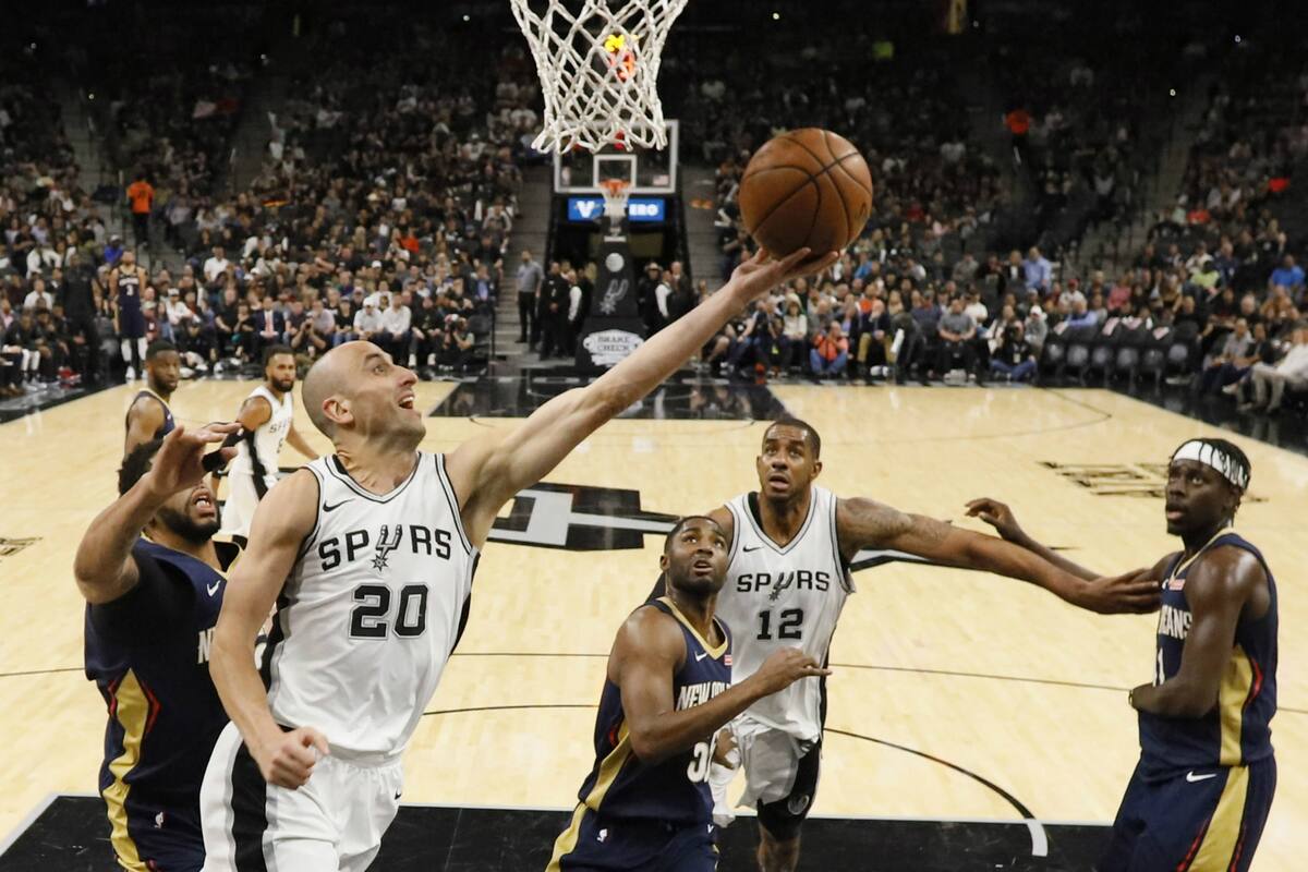 Manu Ginóbili busca el cesto ante la marca de Anthony Davis en el AT&T Center