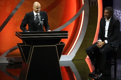 Manu Ginóbili dando su discurso de ingreso en el Salón de la Fama, "apadrinado" por Tim Duncan