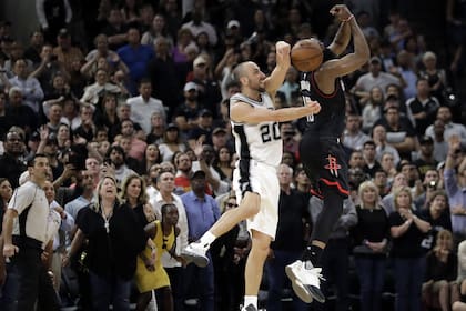 Manu Ginobili de Argentina bloquea el intento de tres puntos de Houston Rockets en los últimos minutos del tiempo extra del Juego 5 en una segunda ronda de la serie de playoff de la NBA, el martes 9 de mayo de 2017
