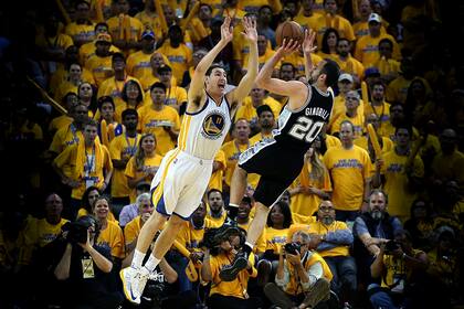 Manu Ginobili en acción ante Klay Thompson en un duelo entre los Spurs y los Warriors