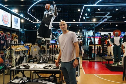 Manu Ginóbili en el NBA Store, en Martínez