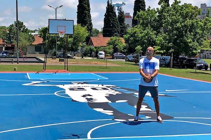 Manu Ginóbili en la cancha inaugurada en Saavedra