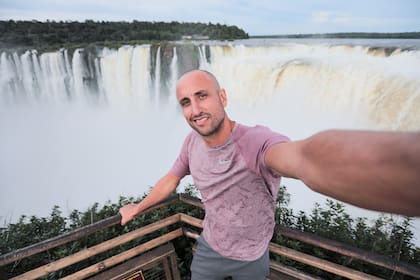 Manu Ginóbili en la Garganta del Diablo, manejó un dron para promocionar turísticamente las Cataratas del Iguazú