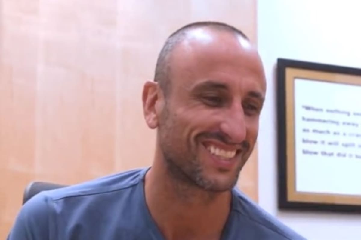 Manu Ginóbili escucha el llamado en el que le confirman su inclusión en el Hall of Fame