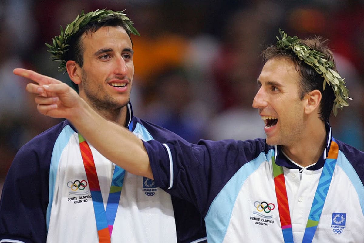 Manu Ginóbili junto a Pepe Sánchez al ser premiados en los Juegos Olímpicos