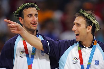 Manu Ginóbili junto a Pepe Sánchez al ser premiados en los Juegos Olímpicos