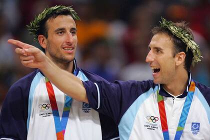 Manu Ginóbili junto a Pepe Sánchez al ser premiados en los Juegos Olímpicos