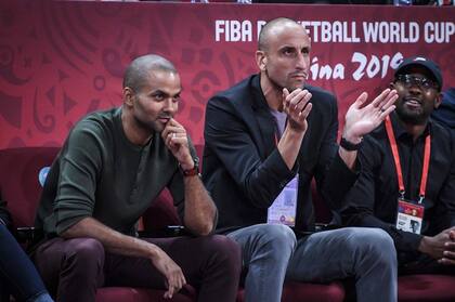 Manu Ginóbili junto a Tony Parker viendo la final entre Argentina y España