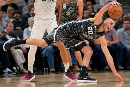 Manu Ginóbili lucha por la posesión del balón ante Washington Wizards