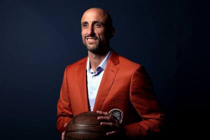 Manu Ginóbili luciendo la emblemática chaqueta naranja que reciben los que ingresan en el Salón de la Fama del básquetbol