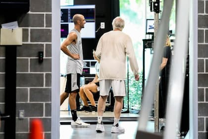 Manu Ginóbili pasó por el Facility Spurs, tras el anuncio de su retiro, para entrenarse un rato