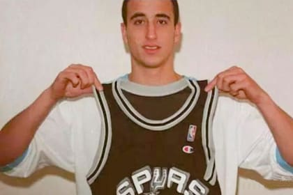 Manu Ginóbili posa con la camiseta de los Spurs en 1999