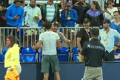 Manu Ginóbili se acerca a saludar a Tomás Etcheverry, el tenista platense que ganó su primer partido en un Masters 1000, en Miami