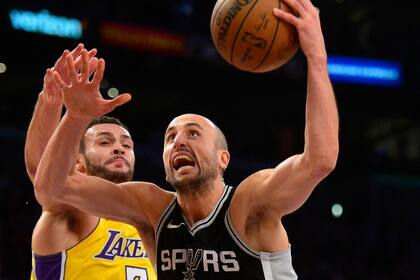 Manu Ginóbili se mueve hacia la canasta contra el alero Larry Nance Jr. de Los Angeles Lakers durante la segunda mitad en el Staples Center