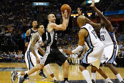 Manu Ginóbili sumó en el triunfo en Memphis