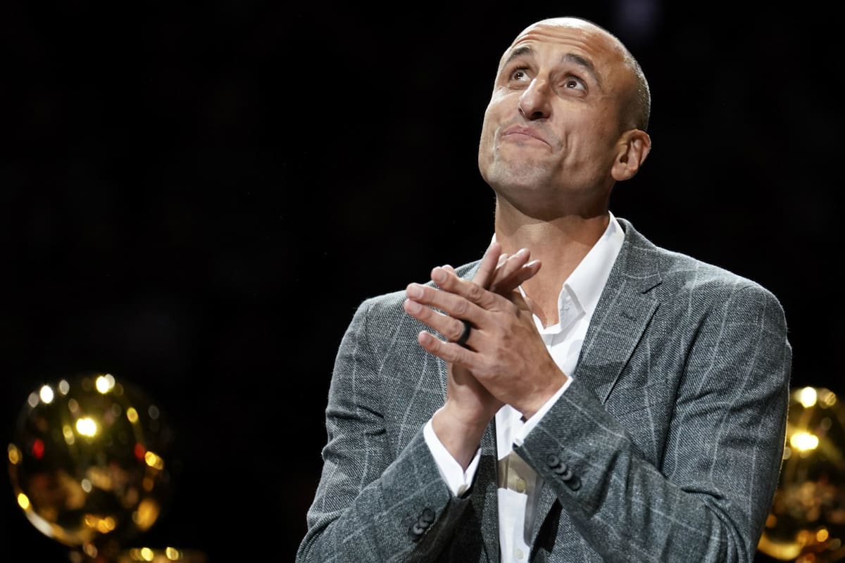 Manu Ginobili usando el anillo Oura, similar al Galaxy Ring que venderá Samsung en los próximos meses