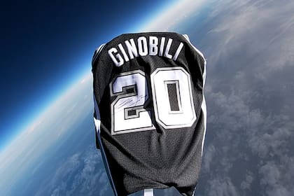 Manu Ginóbili voló muy alto como basquetbolista, pero la NBA decidió llevarlo más allá: puso en una camiseta con su número y su firma en el espacio exterior.
