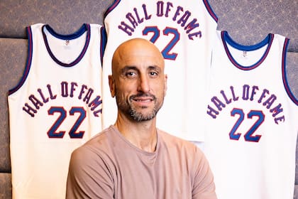 Manu Ginóbili y su retrato con la camiseta 22 del Salón de la Fama