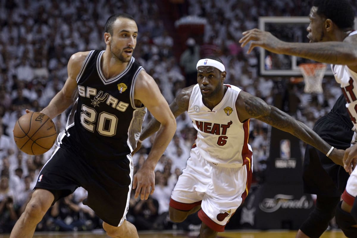 Manu Ginóbili yLeBron James, en uno de los duelos de NBA que los enfrentó