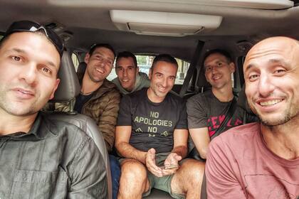 Manu al volante, junto a Gabriel Fernández, Andrés Nocioni, Pablo Prigioni, Alejandro Montecchia y Pepe Sánchez