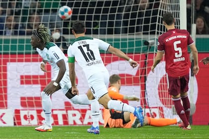 Manu Kone, del Moenchengladbach, celebra el primer gol en la goleada sobre Bayern Munich, que jugó con todos sus titulares