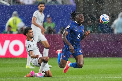 Manu Kone recibe la infracción de Zidane Iqbal