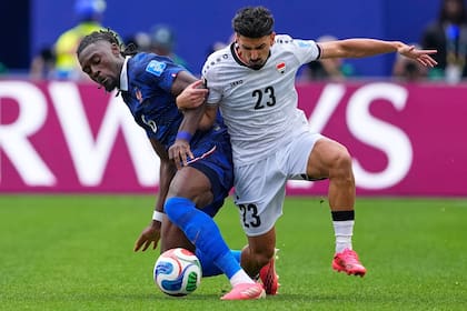 Manu Koné y su capacidad de recuperación del balón, ante el iraní Ramin Rezaeian (23), durante el partido del Grupo I de la Copa del Mundo, en Filadelfia, el lunes 22 de junio de 2026.