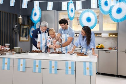 Manu Urcera cocinó junto a Rafael Ferro, Juana Viale y Jimena Monteverde (Foto: Instagram/@manurcera)