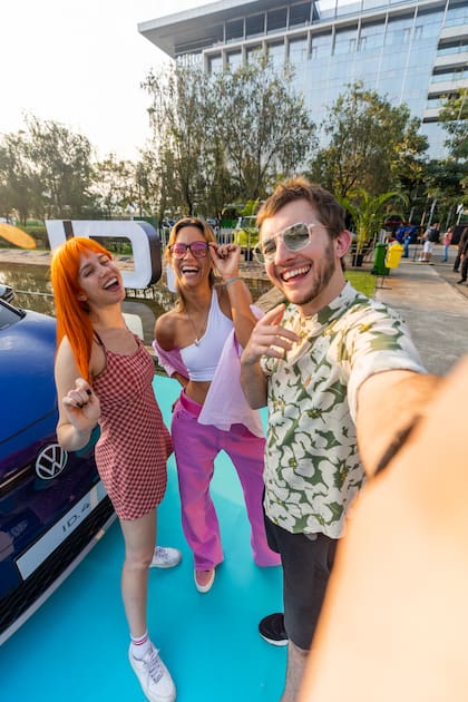 Manu Viale, Connie Isla y Jason Wayne en la presentación de ID. Buzz en Rock in Rio