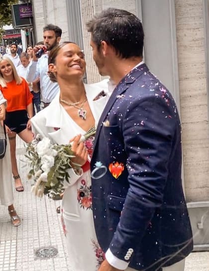 Manu Viale y su marido Federico Freire se mostraron muy enamorados al salir del registro civil con la libreta en la mano