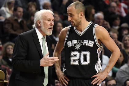 Gregg Popovich y Emanuel Ginóbili, en la época de éste como jugador; ¿convocará algún día Pop a Manu para que se haga cargo de la dirección técnica de San Antonio Spurs?