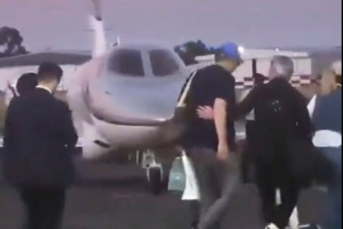 Manuel Adorni, antes de abordar el vuelo privado que lo llevó a Punta del Este