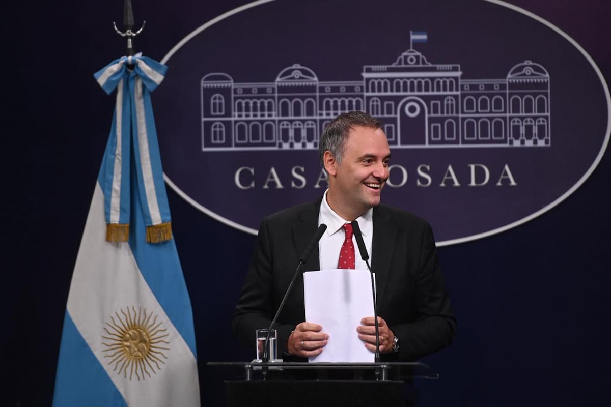 Manuel Adorni brindó hoy una conferencia de prensa en la que no aclaró ni dio precisiones sobre su patrimonio y el viaje a Punta del Este