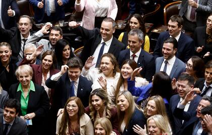 Manuel Adorni celebra con los diputados de LLA el final de la sesión de control
