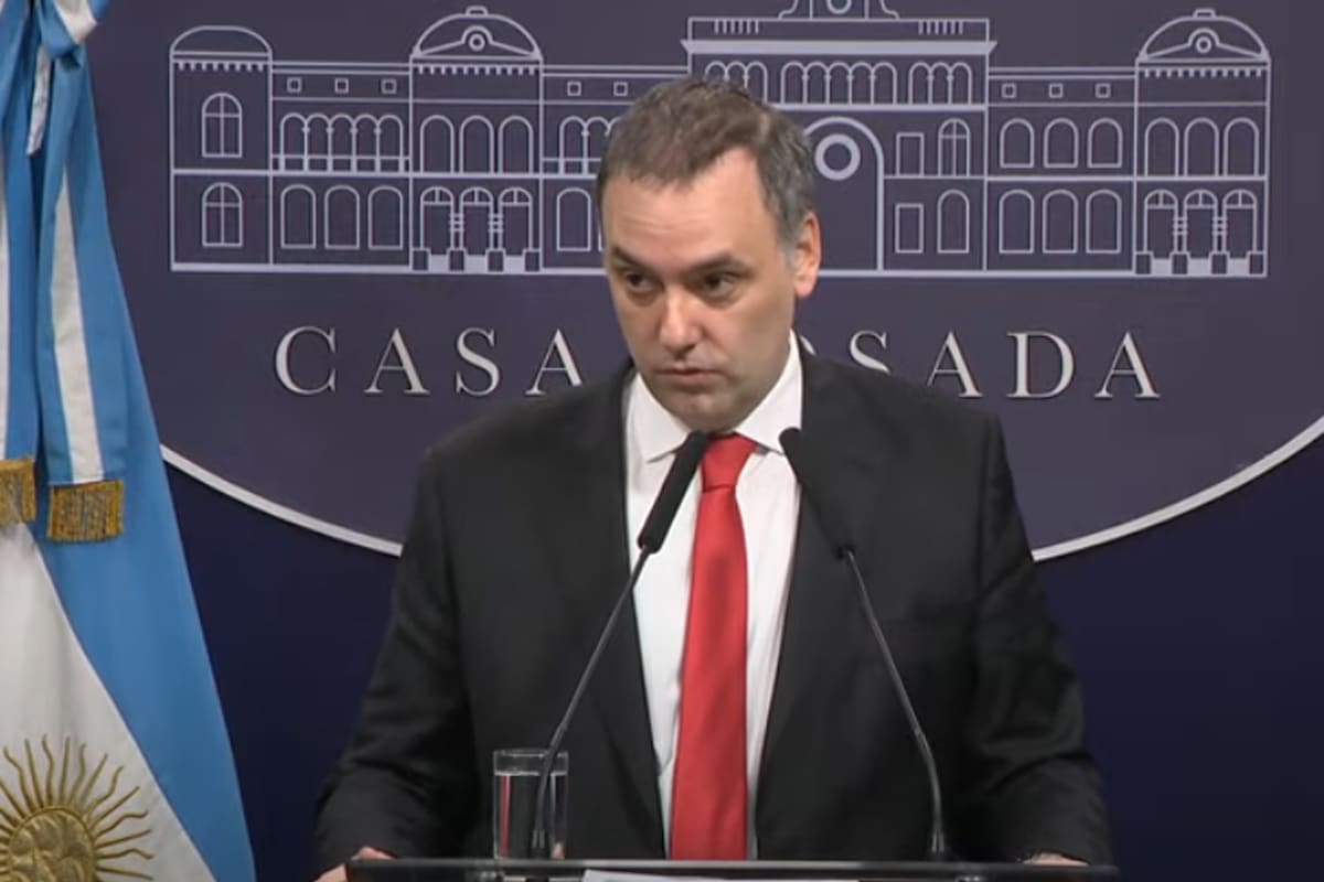Manuel Adorni criticó a los diputados que votaron en contra del decreto