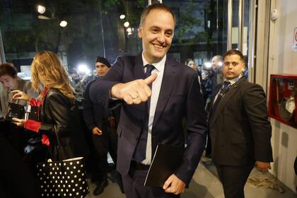 Manuel Adorni, cuando fue al debate en el Canal de la Ciudad, al que prometió "cerrar"