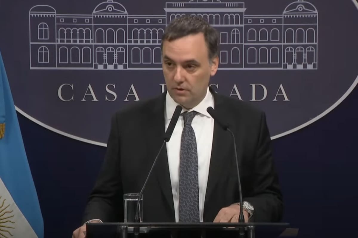 Manuel Adorni, el vocero presidencial, explicó la medida en la que trabajan para regularizar el trabajo de la prensa en la Casa Rosada