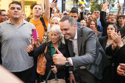 Manuel Adorni en una recorrida de campaña en Belgrano, el miércoles 16 de abril.