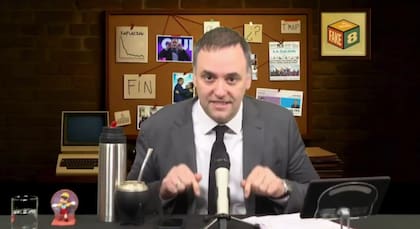 Manuel Adorni en una transmisión de su programa de streaming "Fake-7-8"