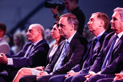 Manuel Adorni es sostenido en su puesto por los hermanos Milei y ayer acompañó al Presidente al summit de AmCham