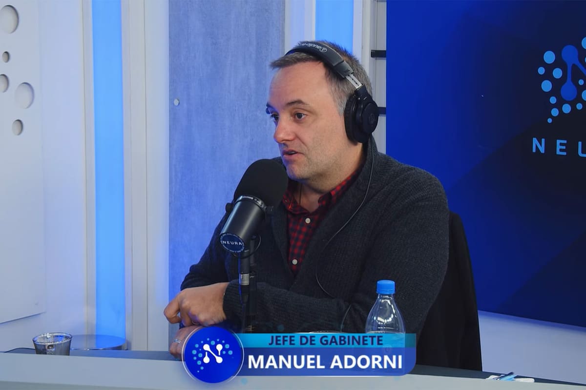 Manuel Adorni esta noche en el streaming Neura