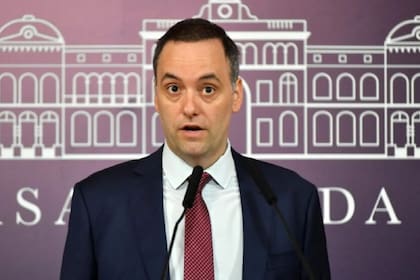 Manuel Adorni hablando con periodistas en Casa Rosada