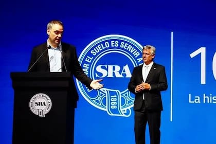 Manuel Adorni, jefe de Gabinete, durante el acto por el inicio de los festejos de los 160 años de la Rural