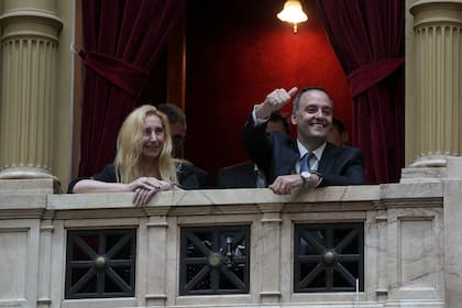 Manuel Adorni junto a Karina Milei en "la reservada" de la Cámara de Diputados