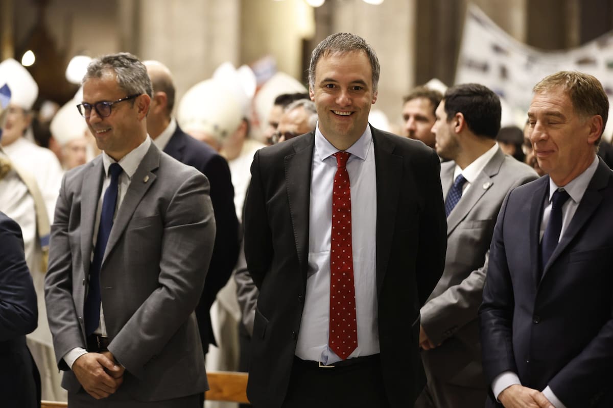 Manuel Adorni, junto a Martín Menem y Diego Santilli, durante la misa en Luján en homenaje al papa Francisco