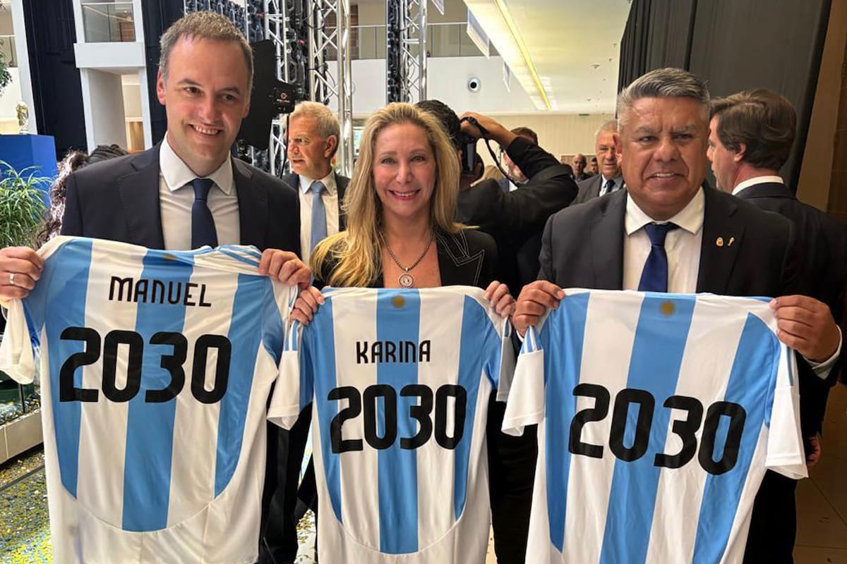 Manuel Adorni, Karina Milei y Claudio "Chiqui" Tapia, titular de la AFA, en la sede de la Conmebol, en Paraguay