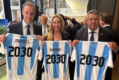 Manuel Adorni, Karina Milei y Claudio "Chiqui" Tapia, en un encuentro de la Conmebol en Paraguay